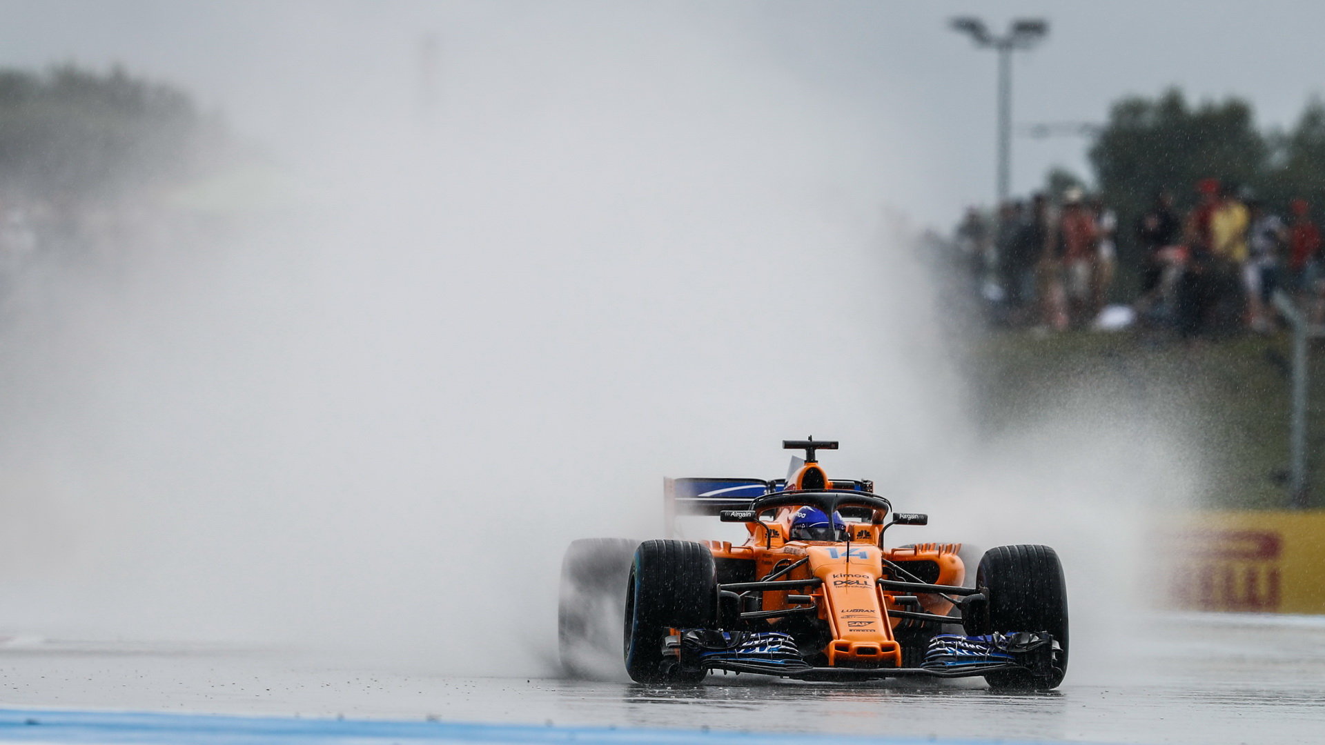 Fernando Alonso za deště v sobotním tréninku ve Francii