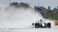 Charles Leclerc za deště v sobotním tréninku ve Francii