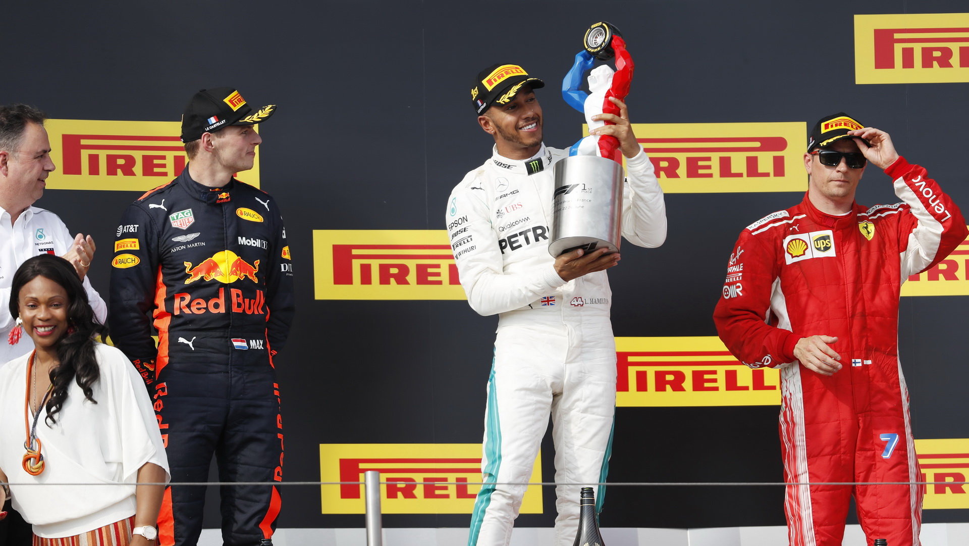 Lewis Hamilton slaví první místo na pódiu po závodě ve Francii