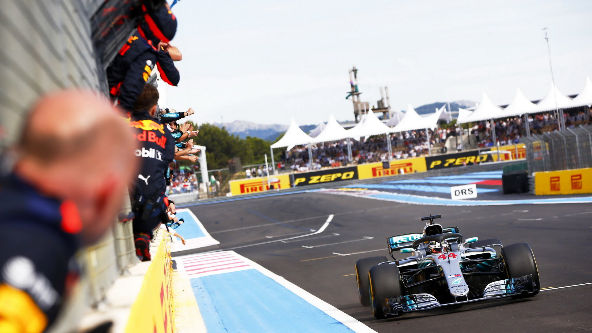 Lewis Hamilton v cíli závodu ve Francii