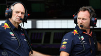 Adrian Newey a Christian Horner v kvalifikaci ve Francii