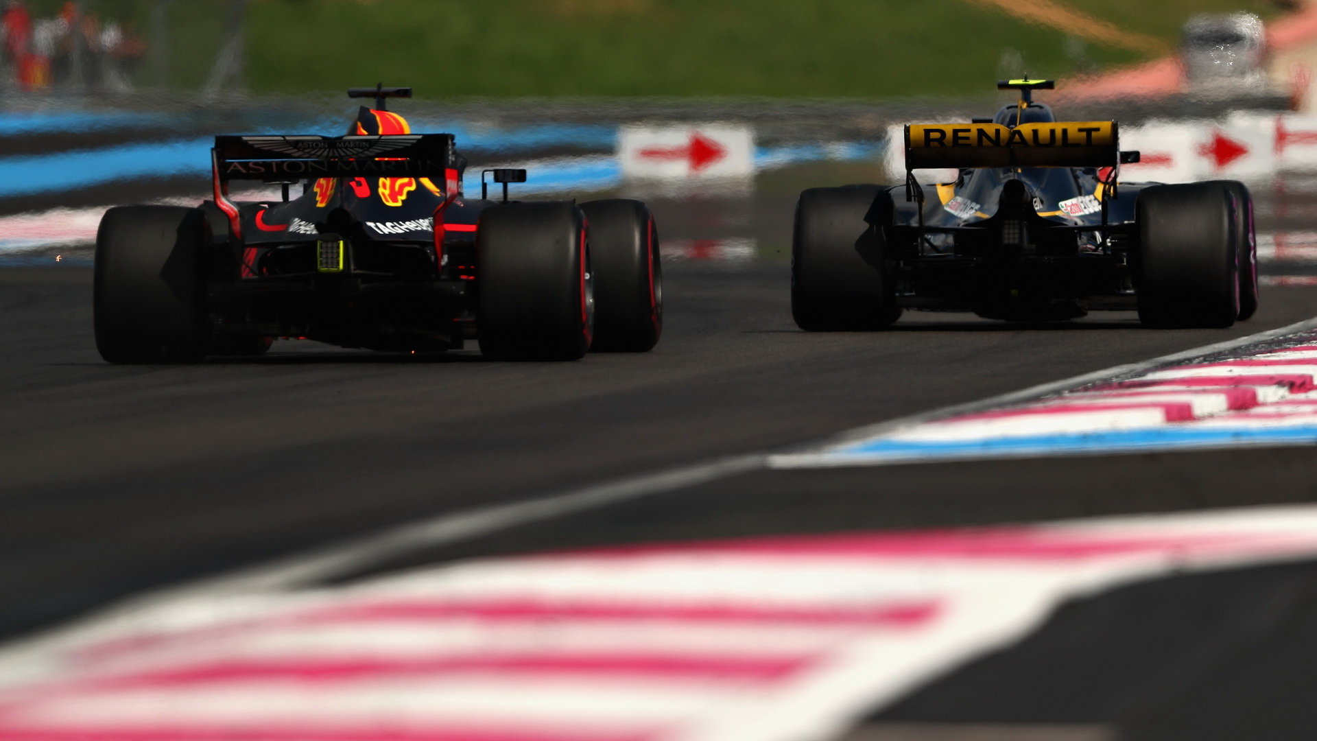 Daniel Ricciardo v souboji s Carlosem Sainzem ve Francii