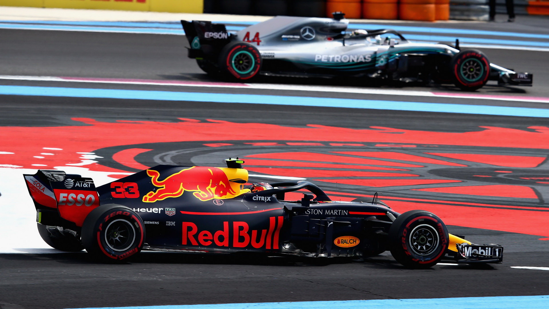 Max Verstappen a Lewis Hamilton v závodě ve Francii