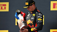 Max Verstappen se svou trofejí po závodě ve Francii