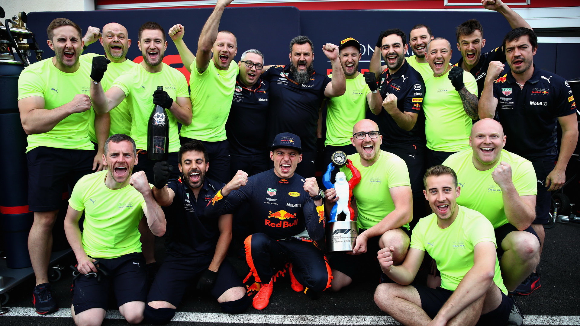 Max Verstappen se svou trofejí a mechaniky po závodě ve Francii