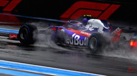 Pierre Gasly za deště v sobotním tréninku ve Francii