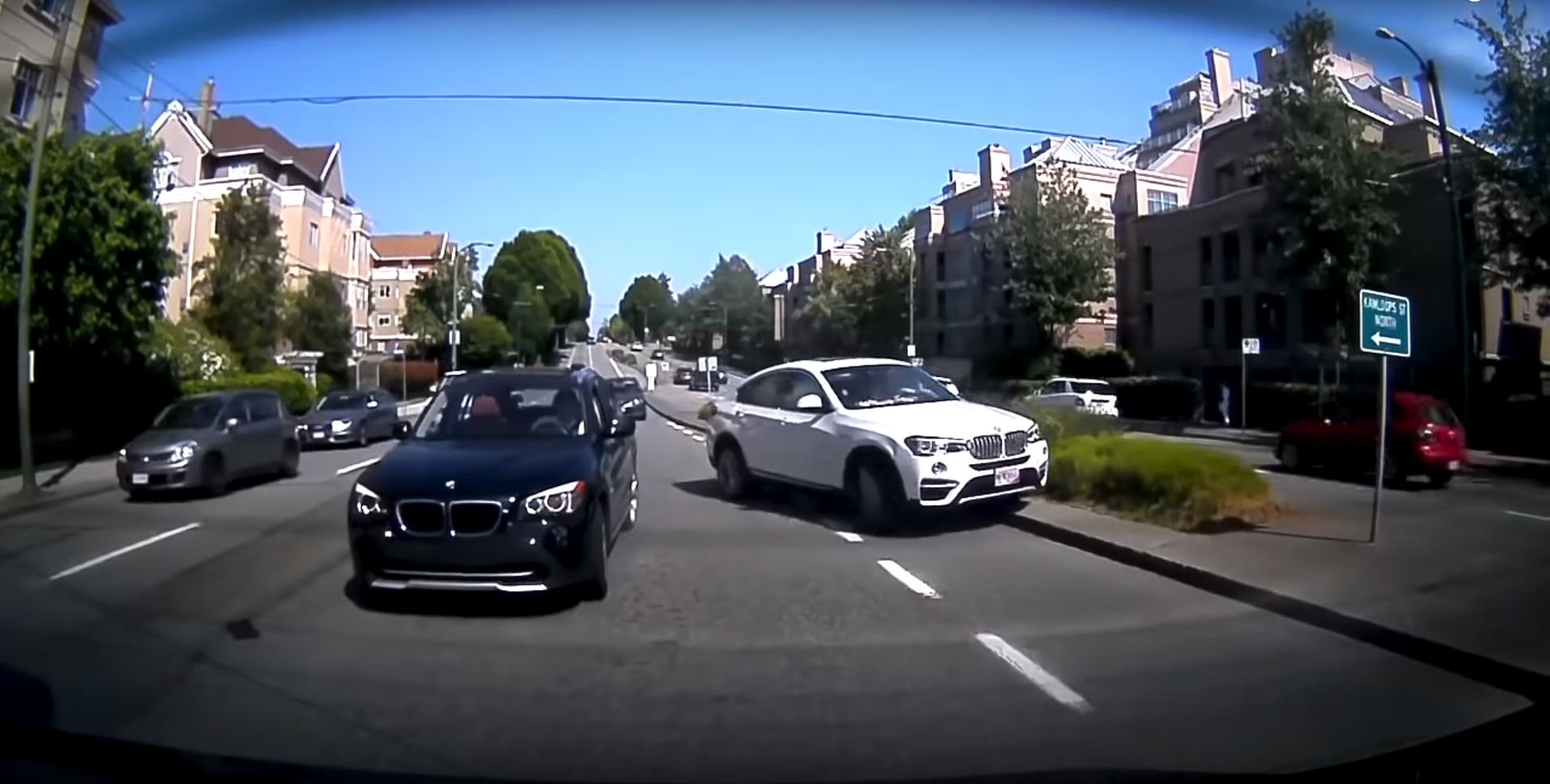 Naprosto absurdní nehoda dvou BMW