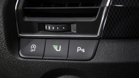 Speciální tlačítko Uniqway v každém z 15 zcela nových modelů Škoda Fabia Style informuje pomocí barevného kódu, zda se vozidlo nachází v povolené parkovací zóně nebo na správném místě pro vrácení vozidla