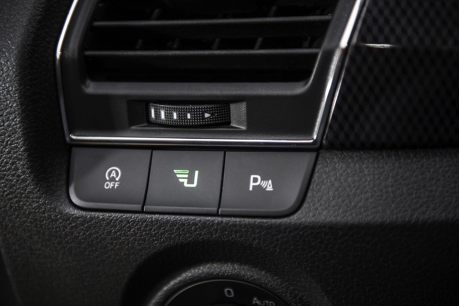 Speciální tlačítko Uniqway v každém z 15 zcela nových modelů Škoda Fabia Style informuje pomocí barevného kódu, zda se vozidlo nachází v povolené parkovací zóně nebo na správném místě pro vrácení vozidla