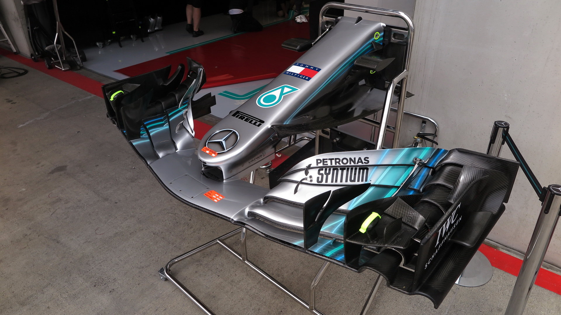 Přední křídlo připravené pro Lewise Hamiltona