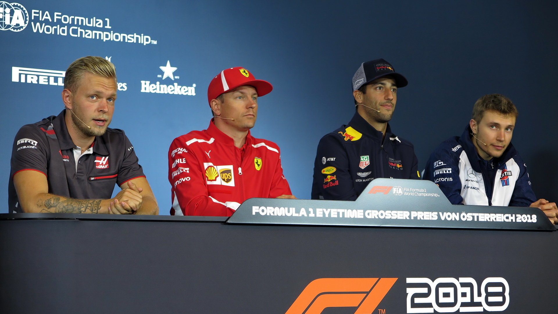 Kevin Magnussen, Kimi Raikkonen, Daniel Riccardo a Sergej Sirotkin na tiskové konferenci