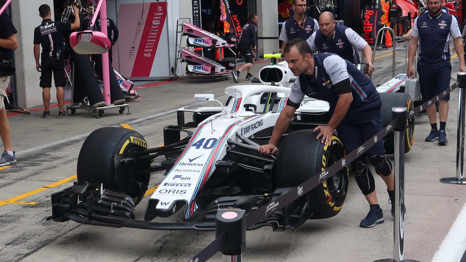 Mechanici přivážejí vůz Williams v Rakousku