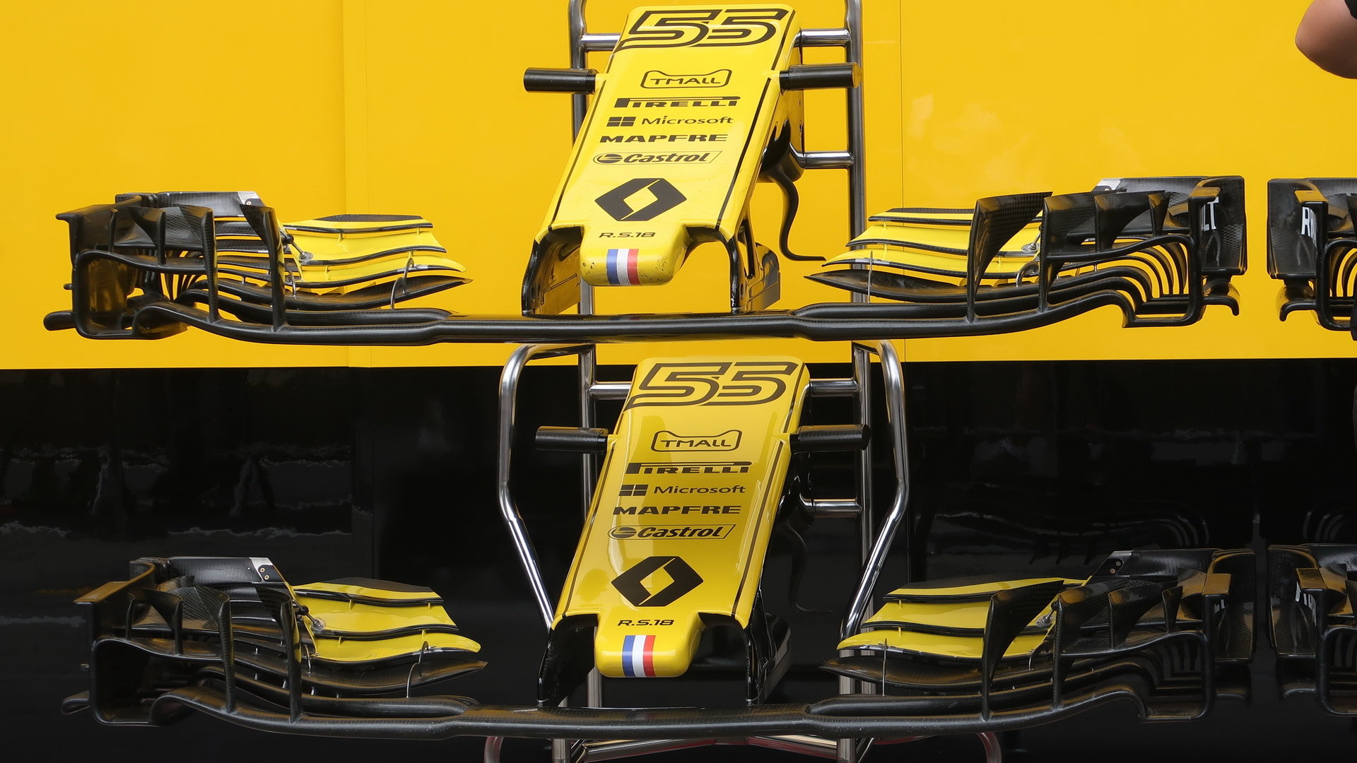Detail předního křídla vozu Renault v Rakousku