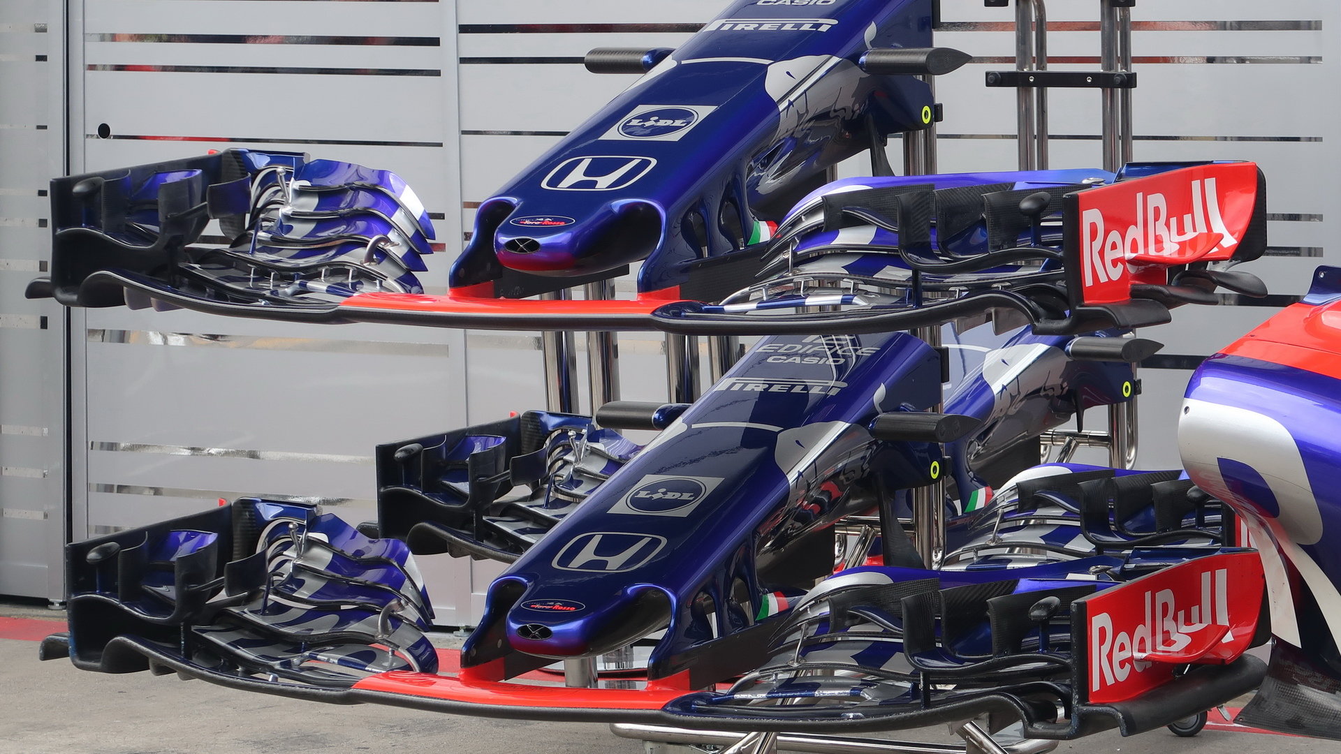 Detail předního křídla vozu Toro Rosso v Rakousku