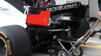 Detail zadního křídla a výfuku vozu Haas v Rakousku