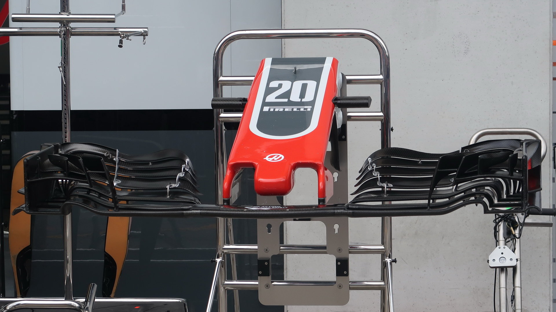 Detail předního křídla vozu Haas v Rakousku
