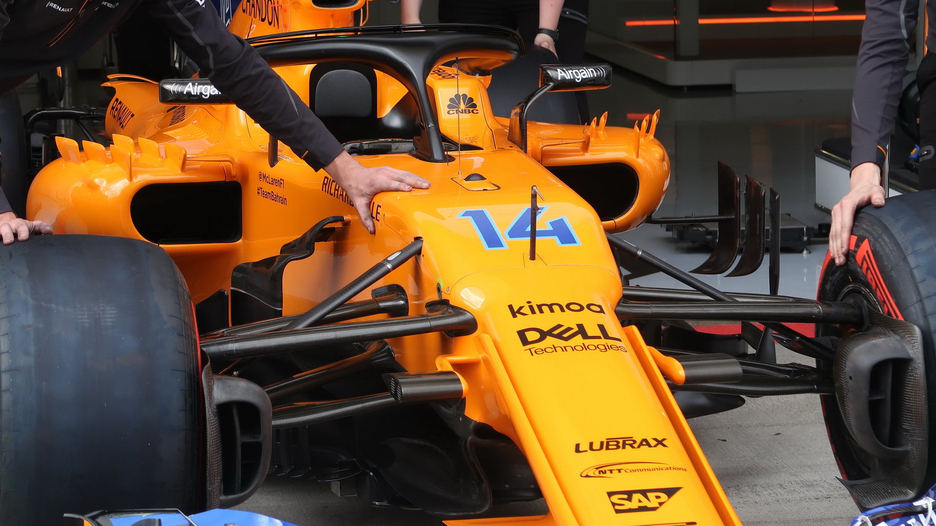 Detail předního zavěšení vozu McLaren v Rakousku