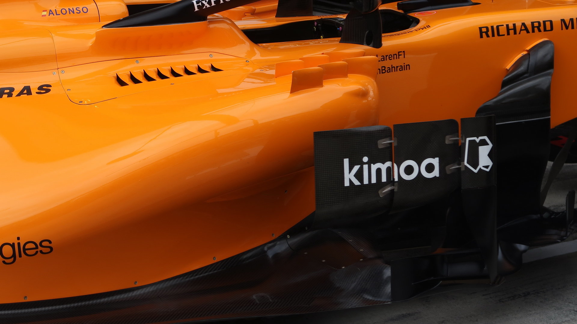 Detail bočnice vozu McLaren v Rakousku