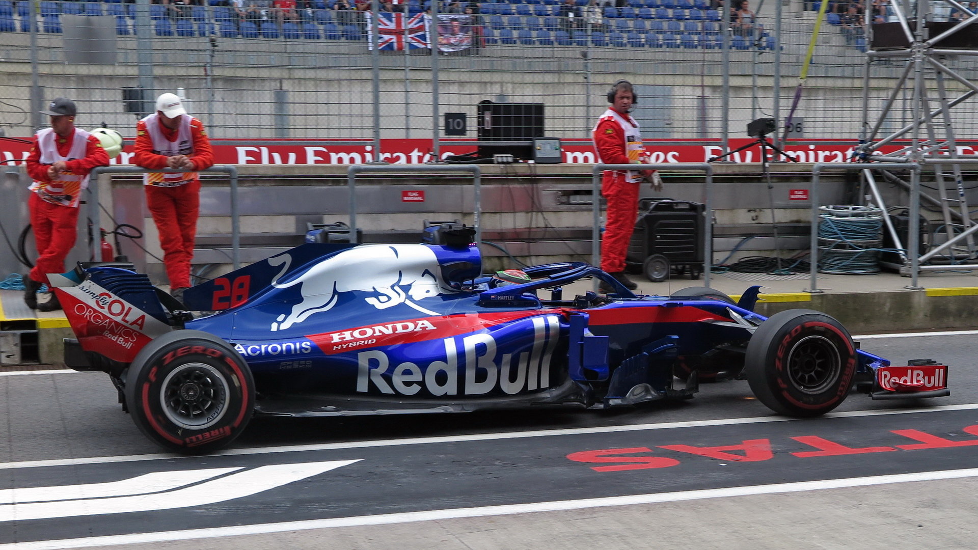 Brendon Hartley s vylepšeným vozem Toro Rosso STR13 v 1. tréninku
