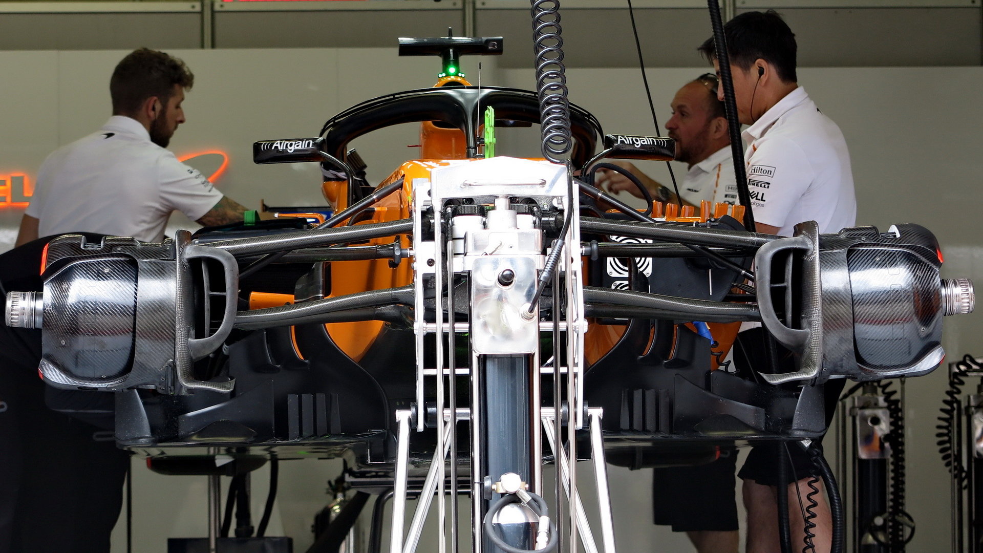 Přípravy vozu McLaren v 1.tréninku v Rakousku