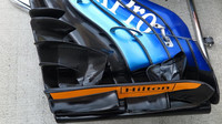 Detail předního křídla McLaren v 1.tréninku v Rakousku