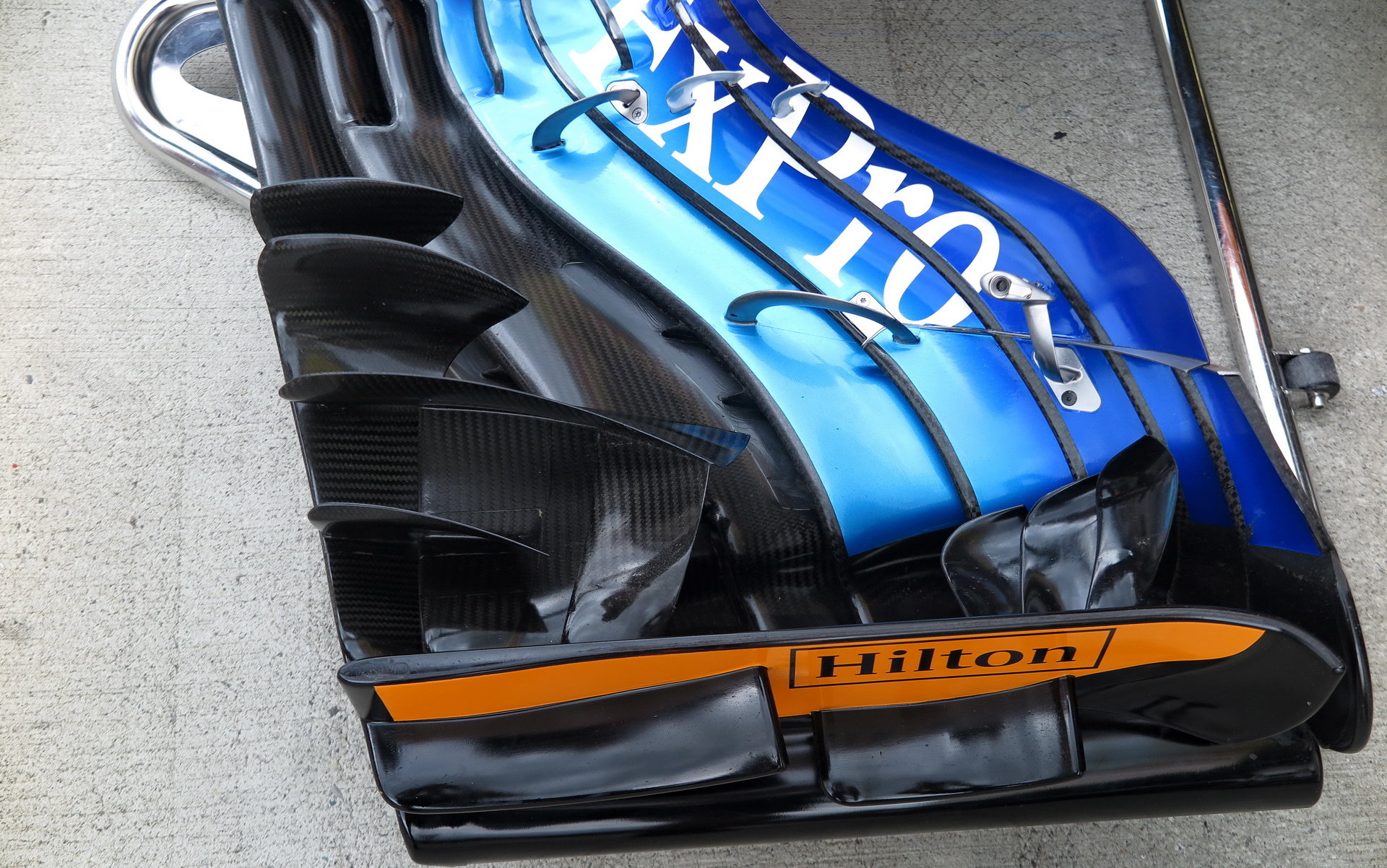 Detail předního křídla McLaren v 1.tréninku v Rakousku