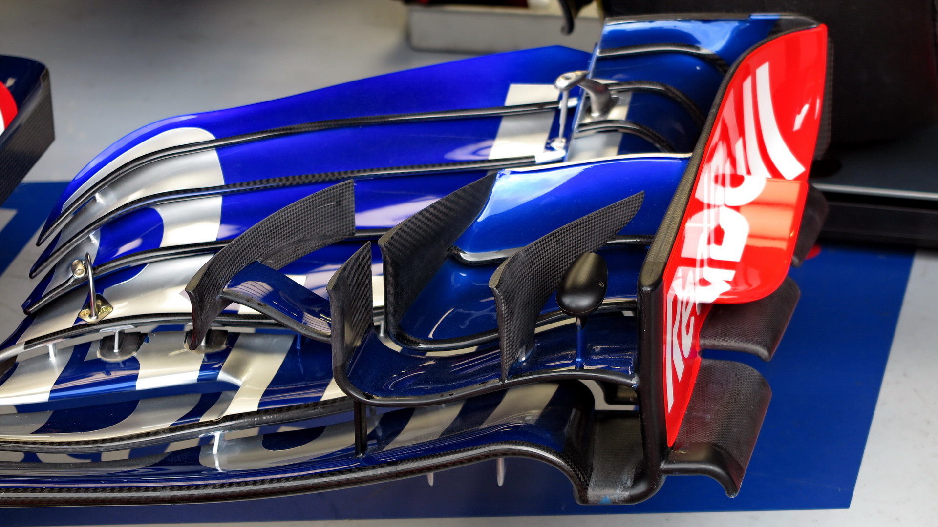 Detail nového předního křídla Toro Rosso v 1.tréninku v Rakousku