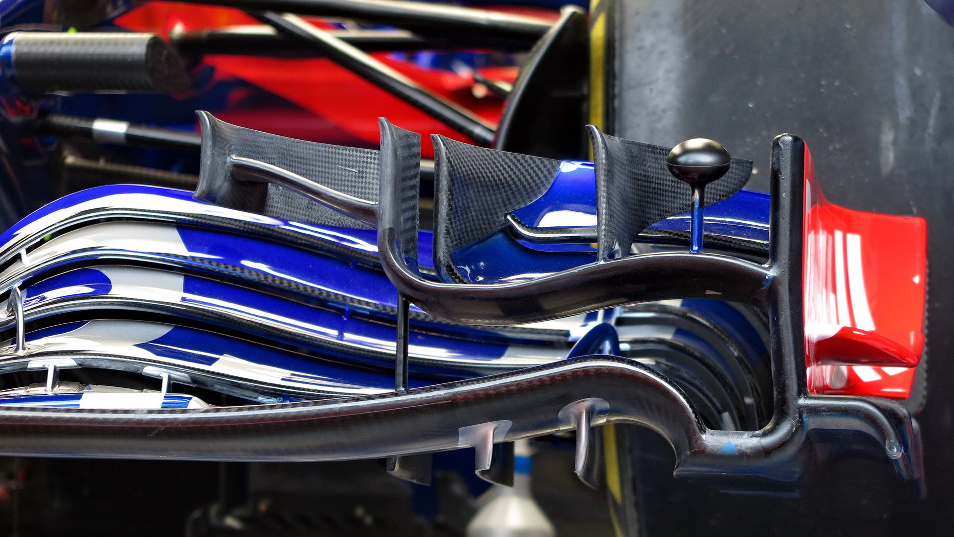 Detail předního křídla Toro Rosso v 1.tréninku v Rakousku