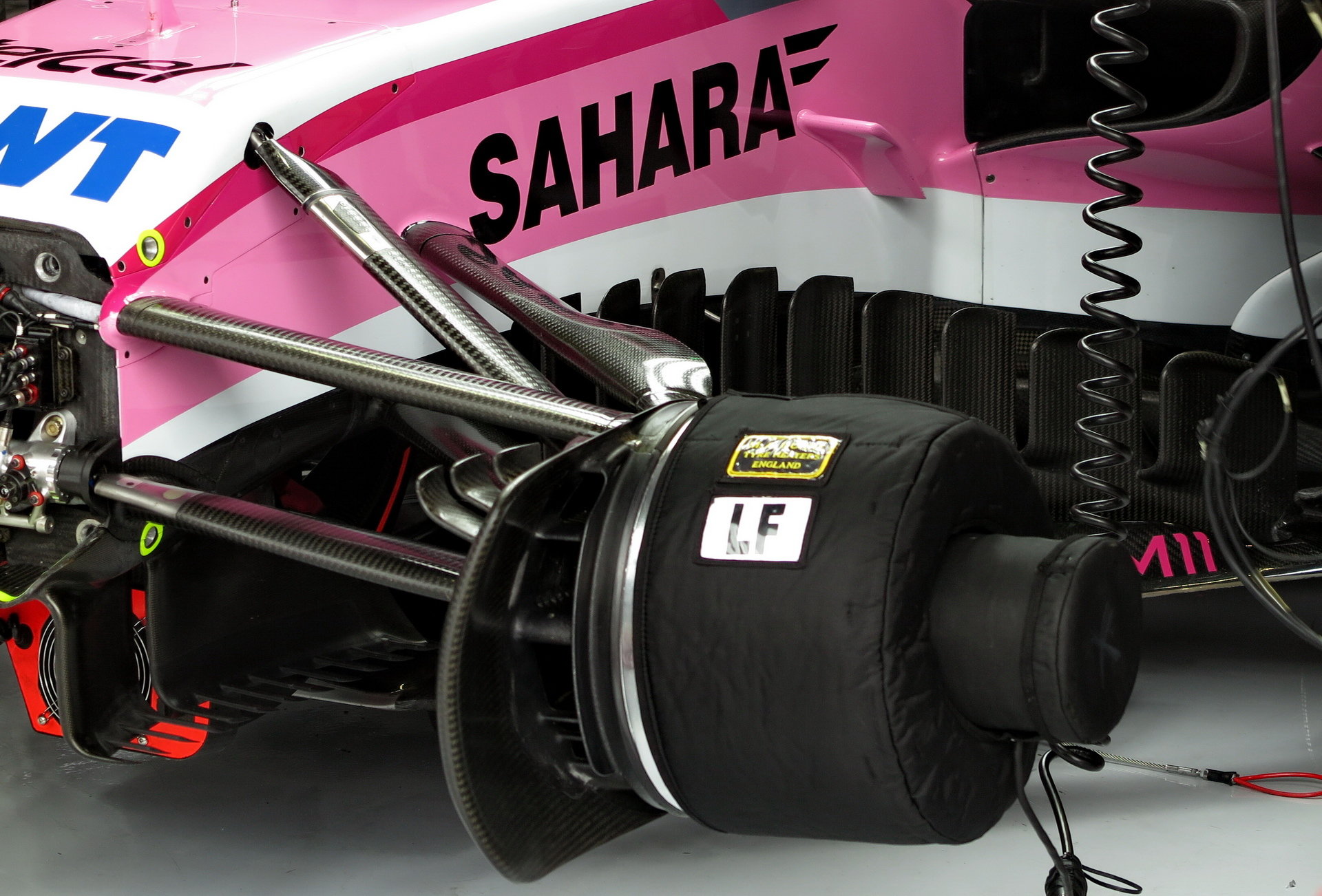 Detail předního zavěšení vozu Force India v 1.tréninku v Rakousku