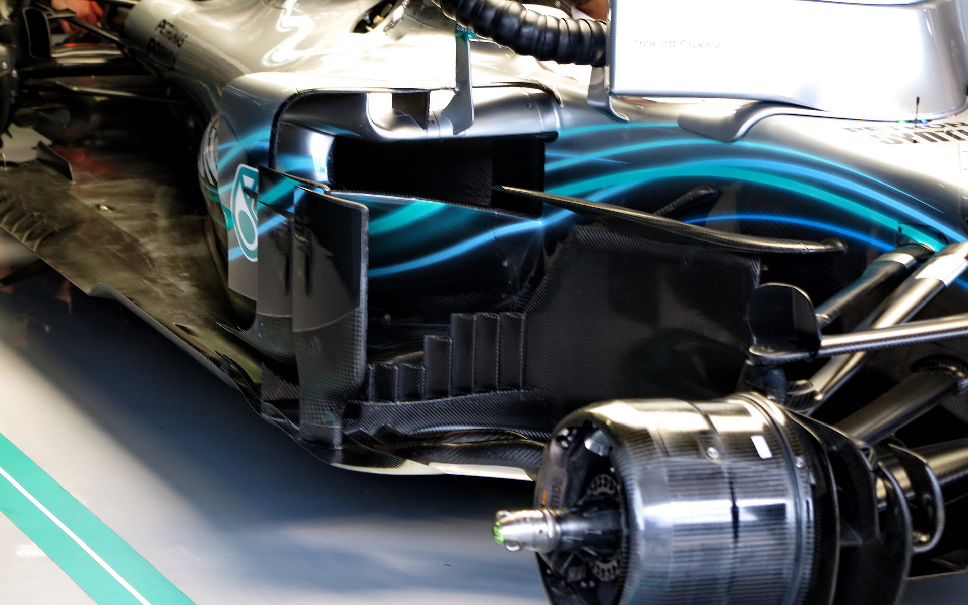 Detail vozu Mercedes v 1.tréninku v Rakousku