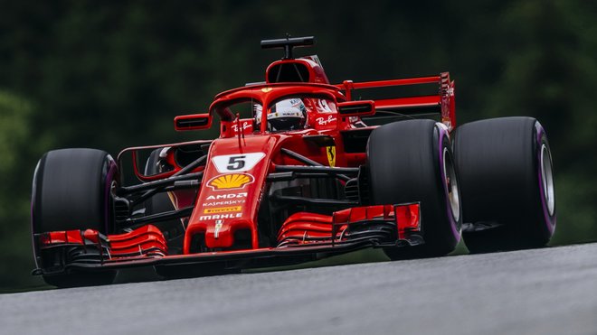 Sebastian Vettel s otevřeným zadním křídle ve Velké ceně Rakouska 2018