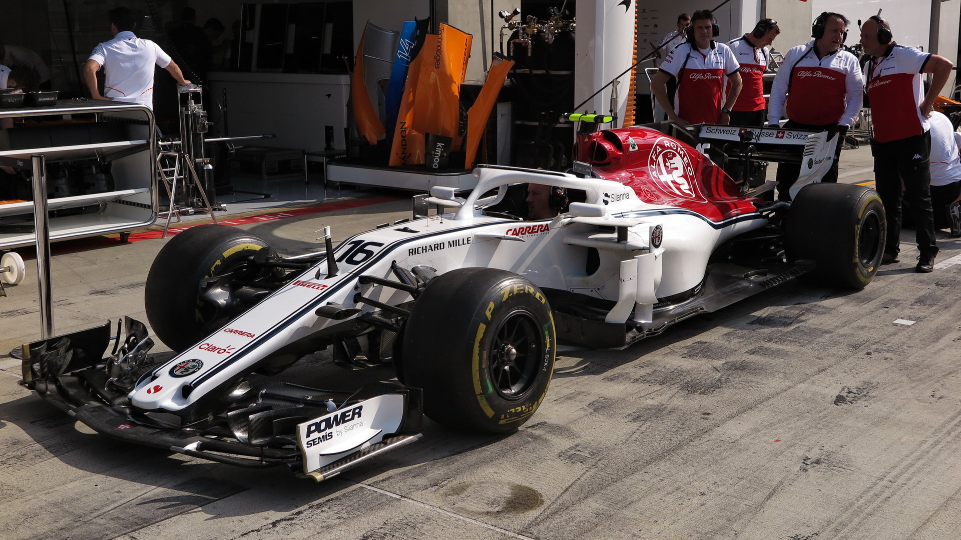 Nácvik výměny pneumatik týmu Sauber při 3. sobotním tréninku v Rakousku