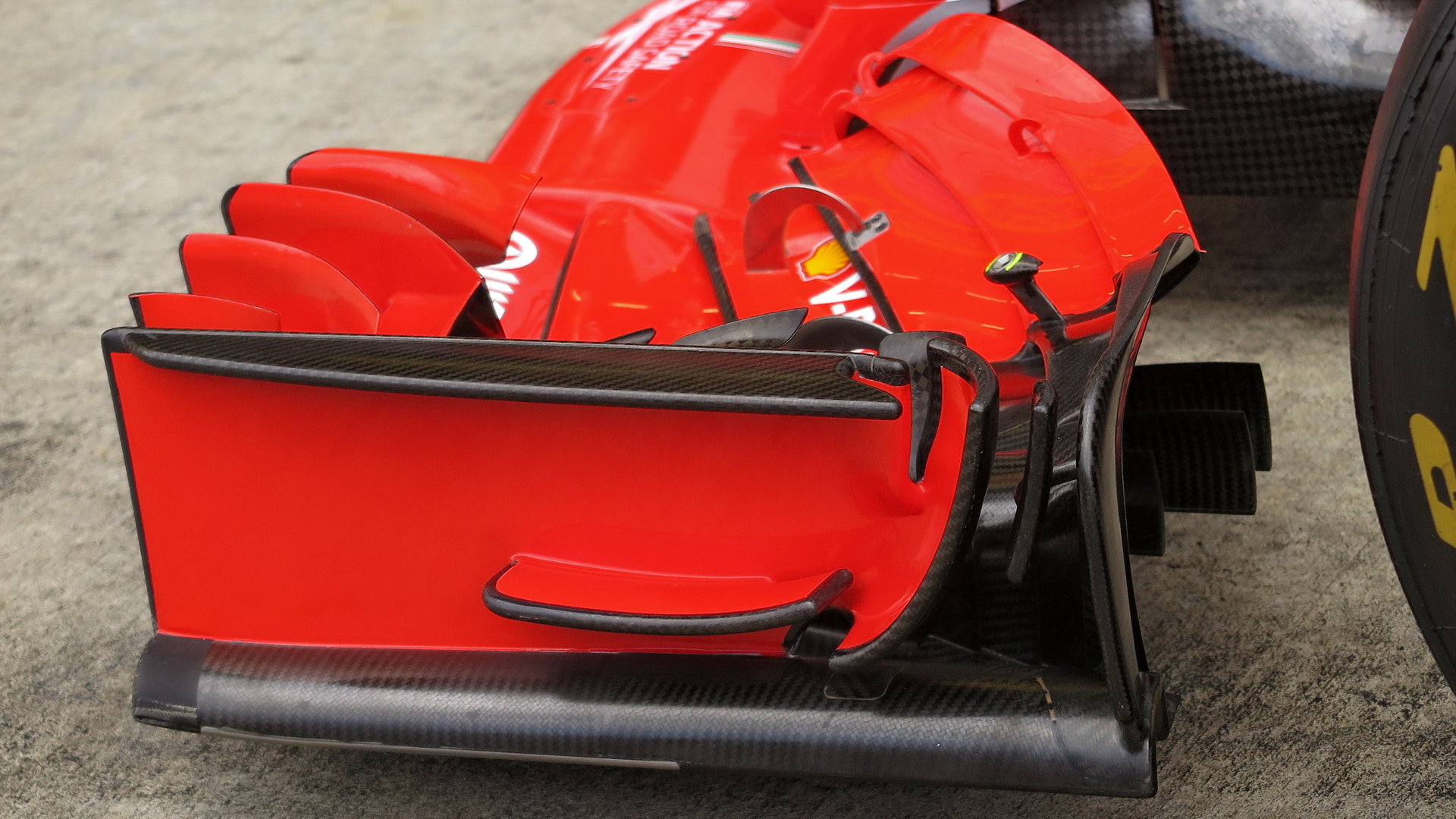 Detal předního křídla Ferrari při 3. sobotním tréninku v Rakousku