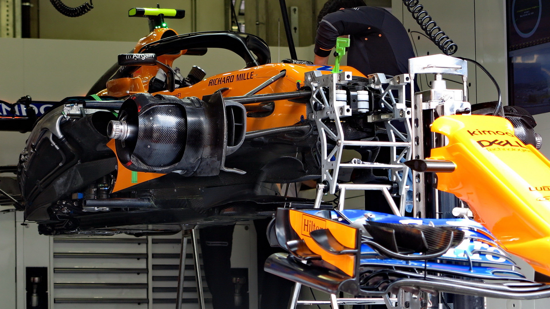 Pohled pod McLaren MCL33