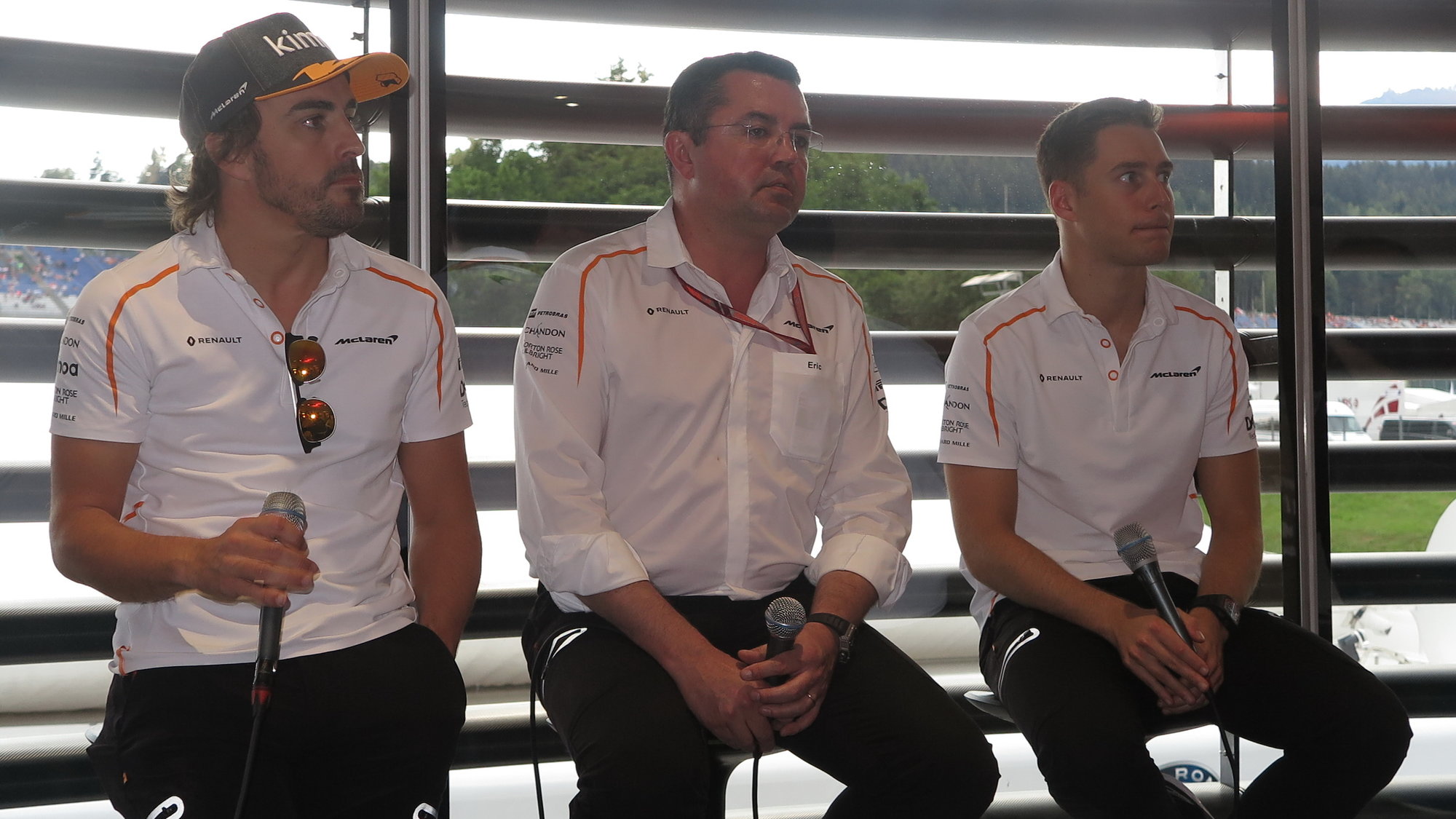 Zástupci McLarenu při rozhovoru s novináři