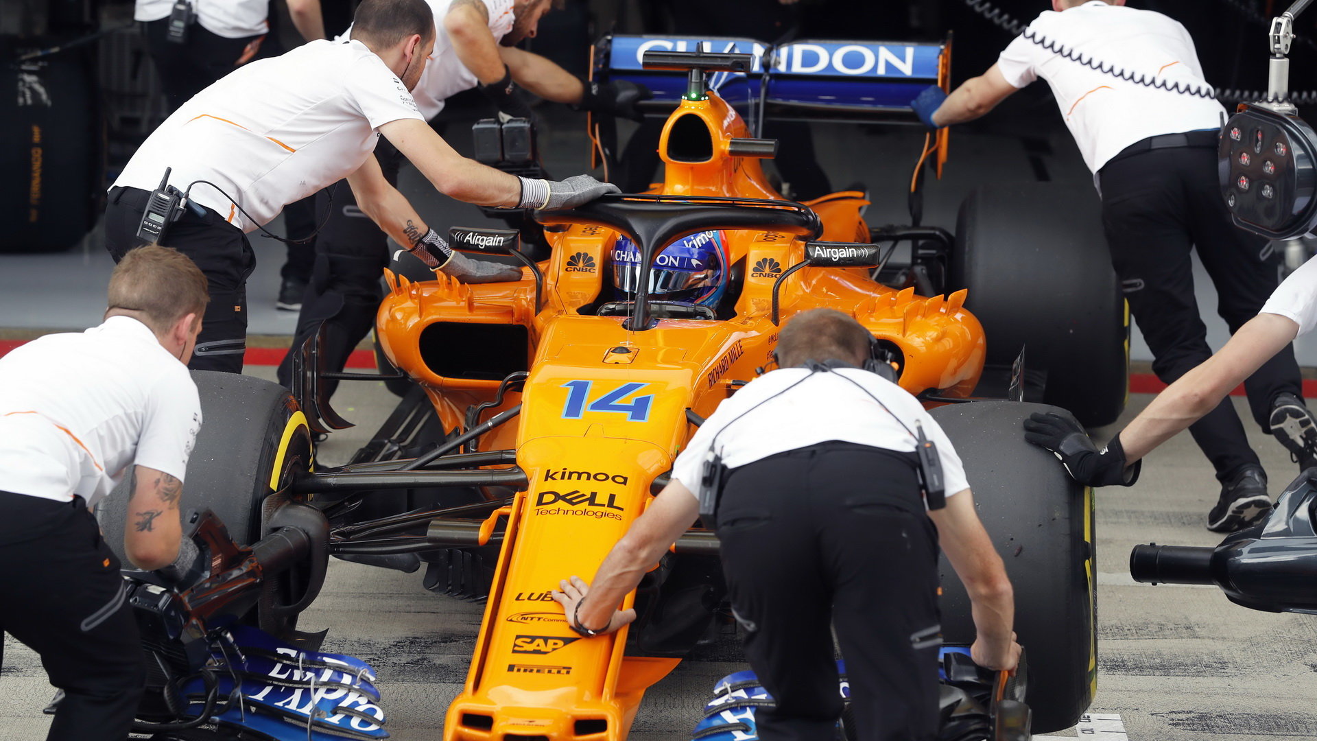 Alonso cílem neprojel, skončil o dvě kola dříve v garáži poté, co u něj McLaren v datech zaznamenal možný problém s převodovkou