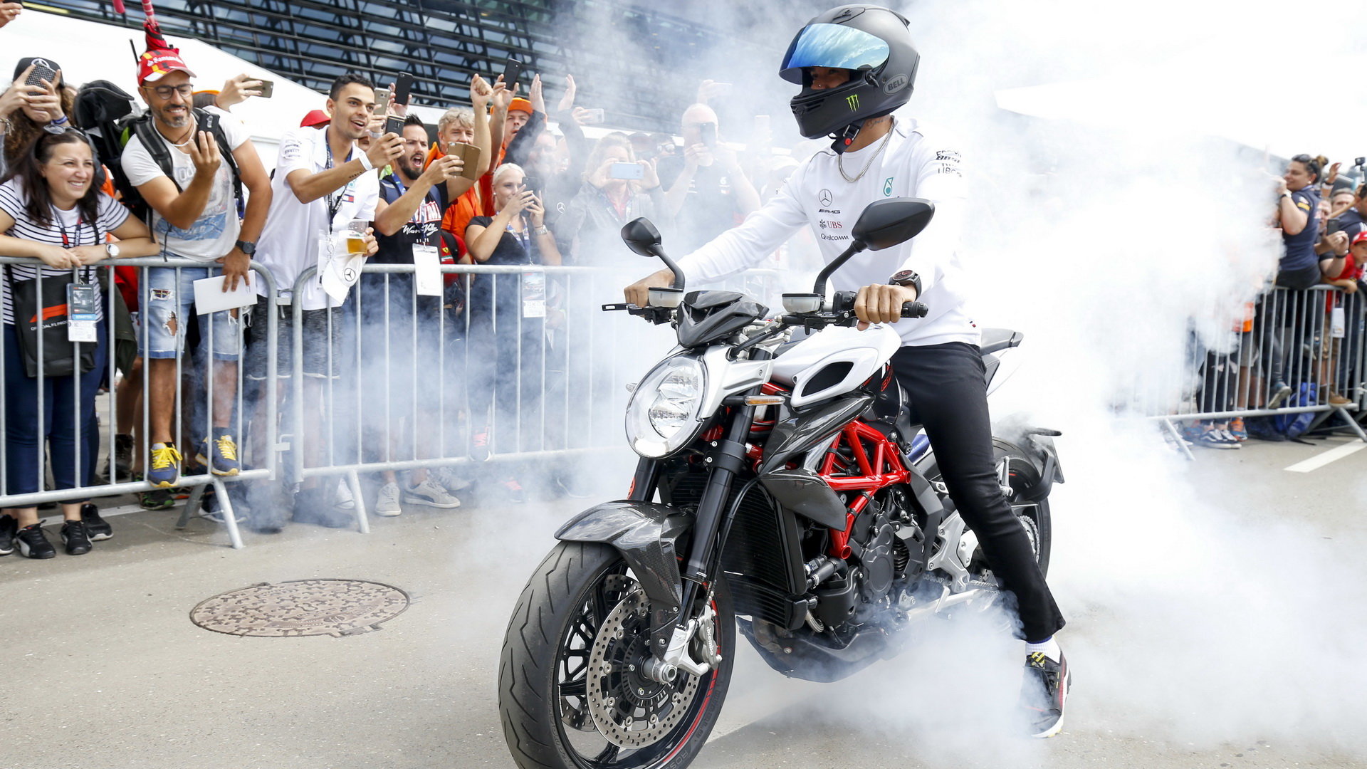 Lewis Hamilton přijel na motorce na okruh v Rakousku