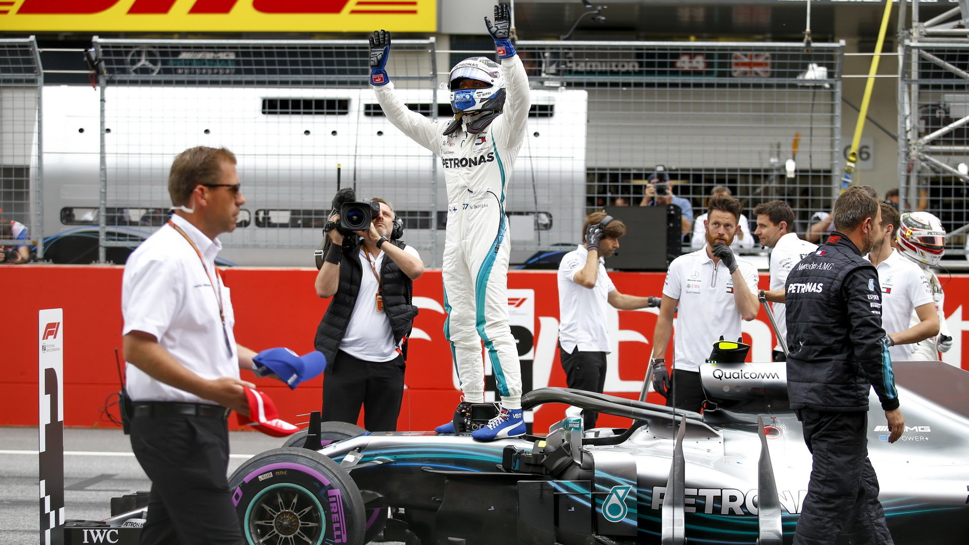 Valtteri Bottas se raduje z vítězství v kvalifikaci v Rakousku