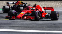 Kimi Räikkönen a Daniel Ricciardo v závodě v Rakousku