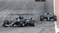 Lewis Hamilton a Valtteri Bottas v závodě v Rakousku