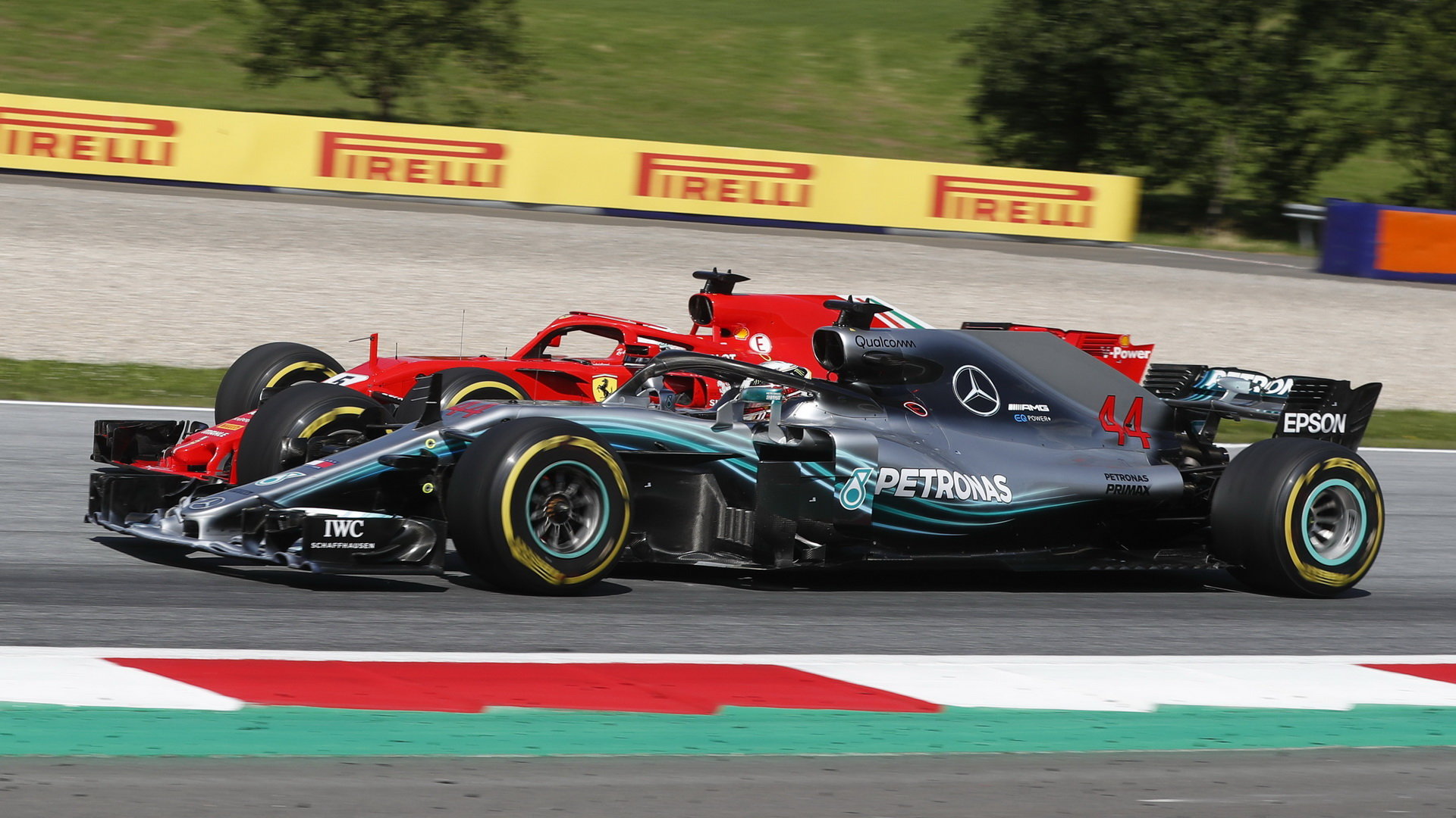 Hamilton ztrácí svou pozici při brzdění do třetí zatáčky, později ze závodu kvůli poklesu tlaku paliva odstoupil