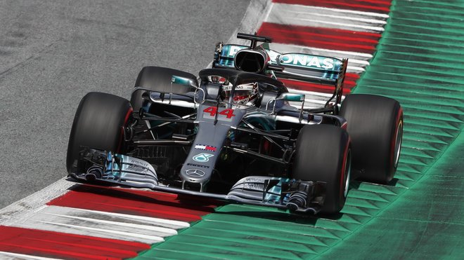 Lewis Hamilton během Velké ceny Rakouska, kterou se svým týmovým kolegou nedokončil