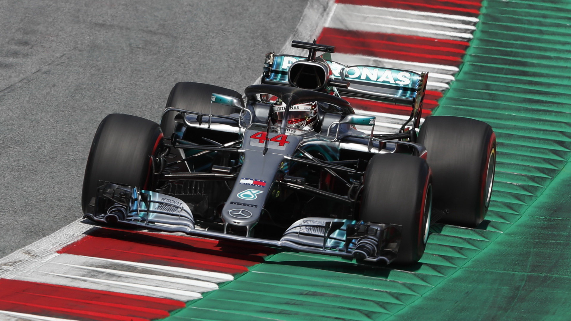 Lewis Hamilton s Mercedesem dnes exceloval