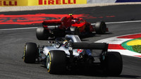 Kimi Räikkönen a Lewis Hamilton v závodě v Rakousku