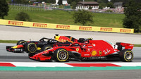 Kimi Räikkönen a Daniel Ricciardo v závodě v Rakousku