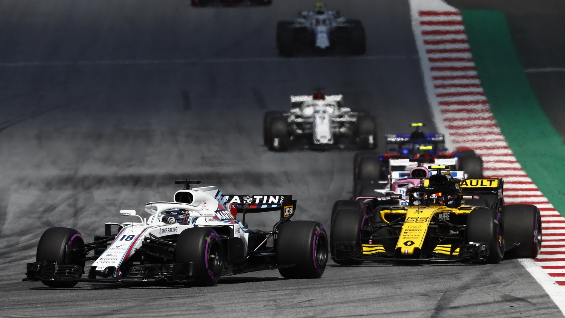 Lance Stroll a Carlos Sainz v závodě v Rakousku