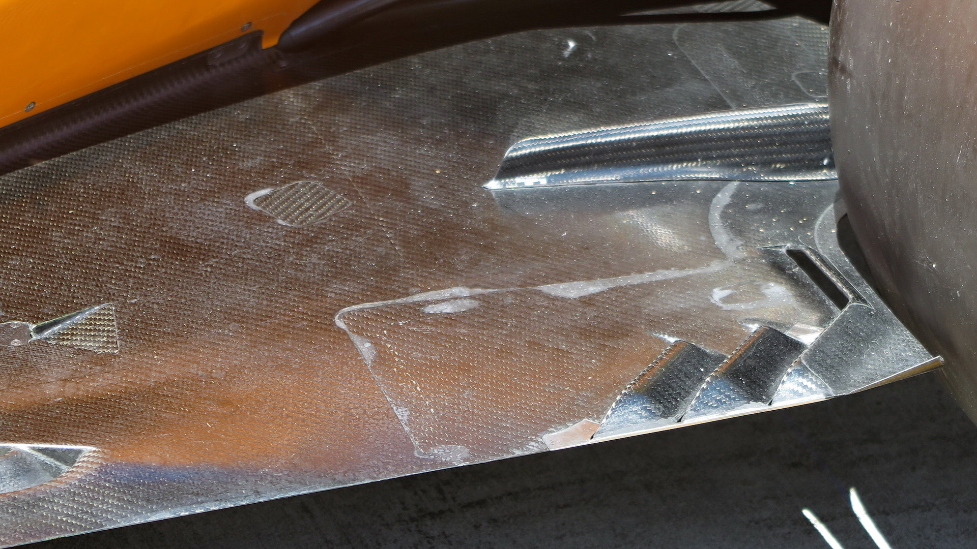 Detail podlahy McLarenu MCL33 v Rakousku