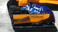 Detail předního křídla McLarenu MCL33 v Rakousku