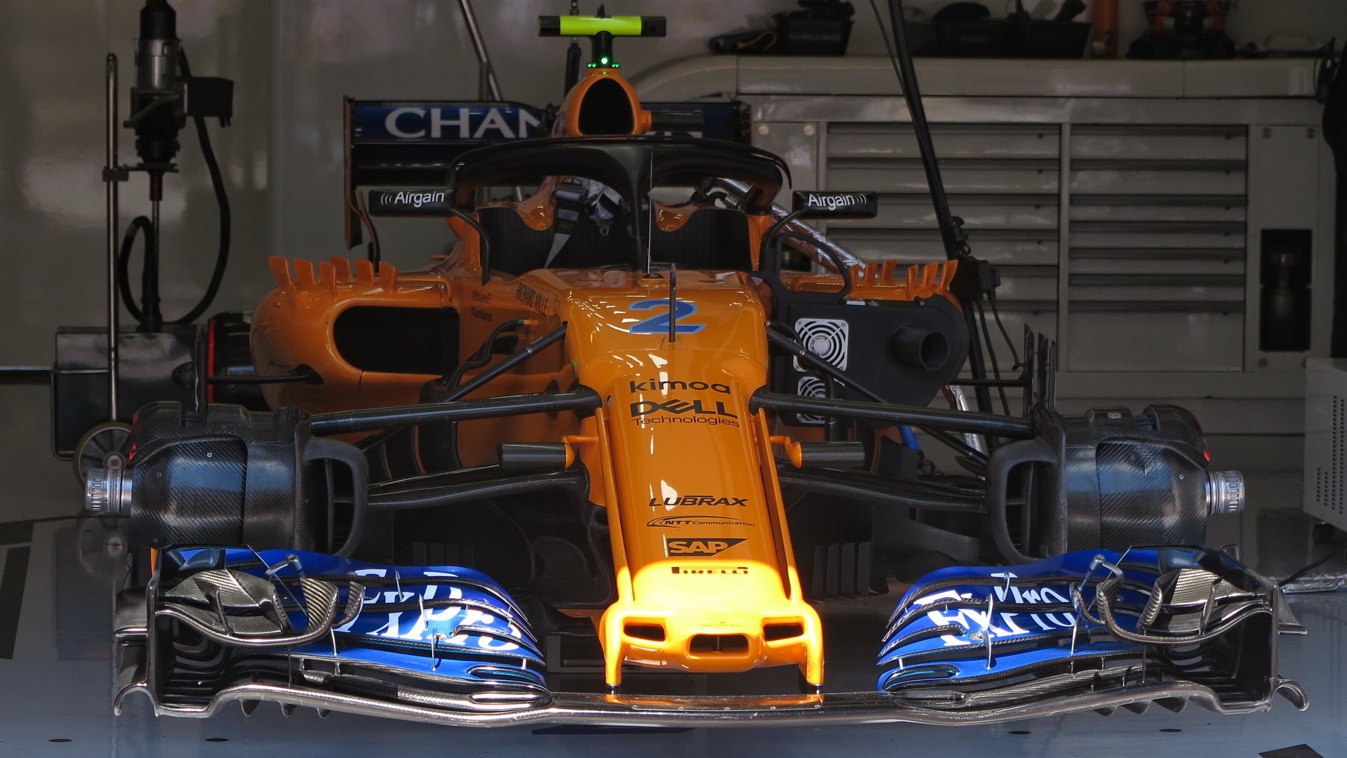 McLaren MCL33 před závodem v boxech