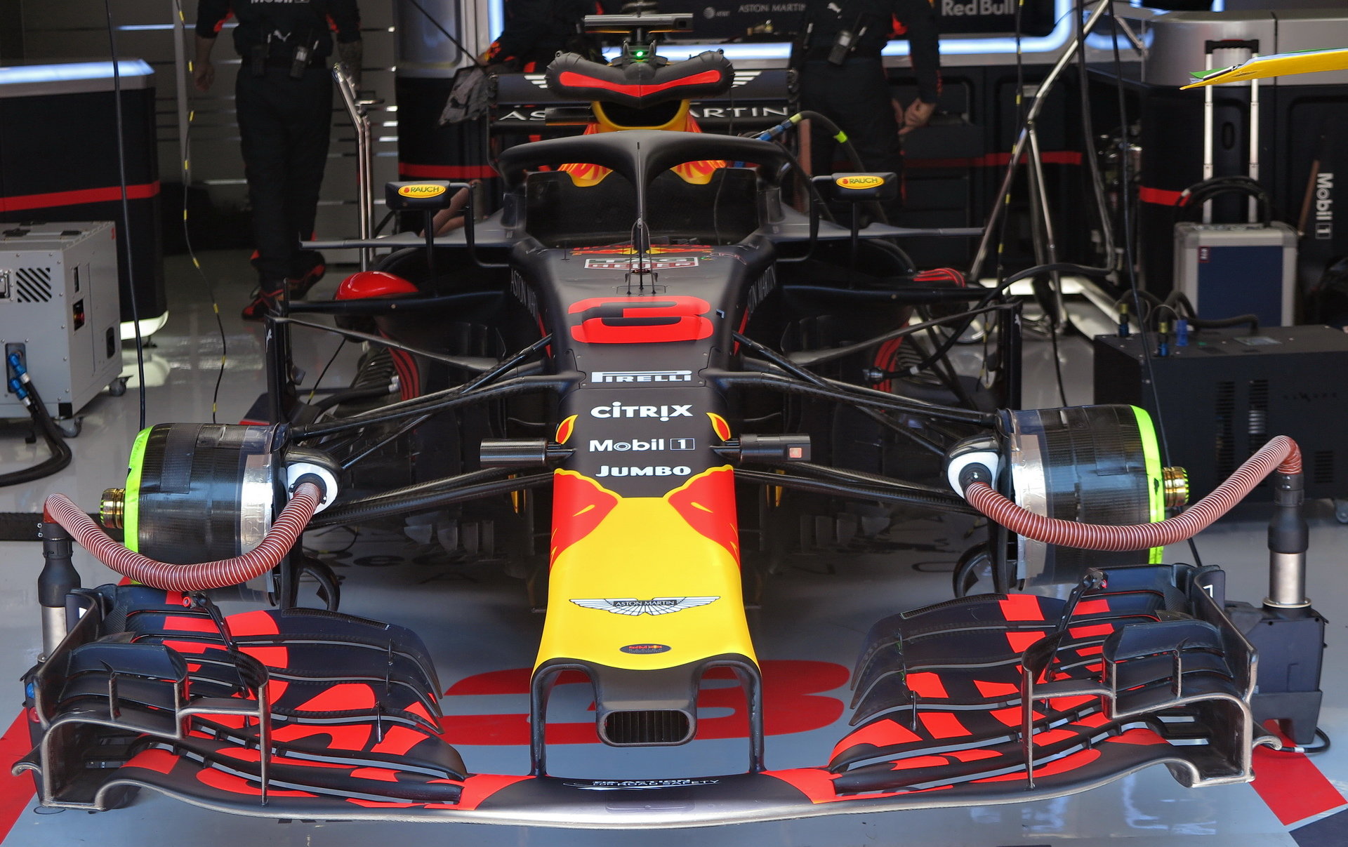 Red Bull RB14 připravený před závodem v Rakousku